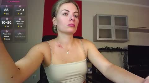 Snapshot of hi_bye_ chatting on February 23, 8:55 am Lina online show from February 23, 8:55 am