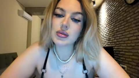 Snapshot of hi_lina chatting on June 14, 2:20 am Hi lina online show from June 14, 2:20 am