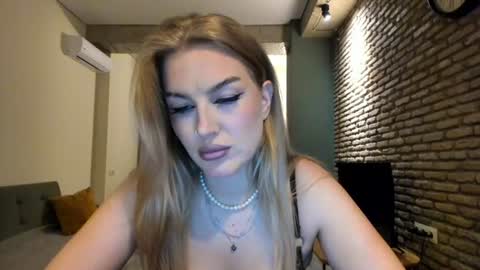 Snapshot of hi_lina chatting on June 14, 2:24 am Hi lina online show from June 14, 2:24 am