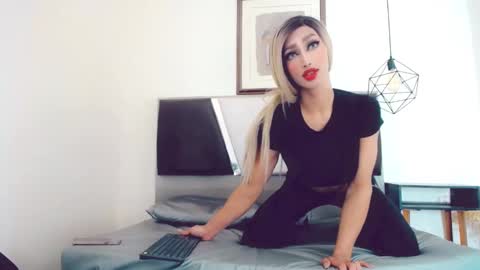 Hilary Avilan online show from January 3, 7:39 pm