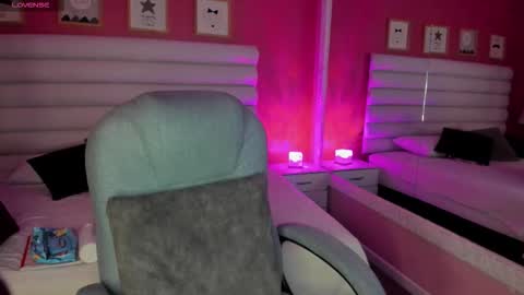 Snapshot of hilary_tailor chatting on October 10, 11:09 am hilary_tailor online show from October 10, 11:09 am