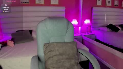 Snapshot of hilary_tailor chatting on October 17, 11:35 am hilary_tailor online show from October 17, 11:35 am