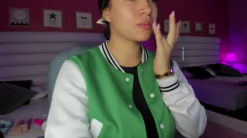 Snapshot of hilary_tailor chatting on October 18, 11:11 am hilary_tailor online show from October 18, 11:11 am