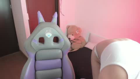 Hitomi Arata online show from February 5, 4:36 pm