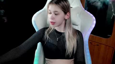 Holly online show from December 5, 7:21 pm