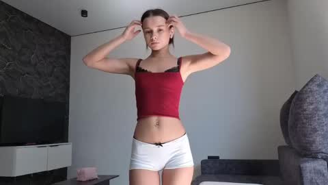 Snapshot of hoaarisa chatting on April 17, 8:39 am Sofia online show from April 17, 8:39 am