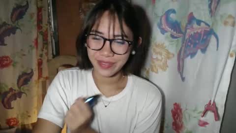 Snapshot of hoelykarrie chatting on February 13, 4:47 pm Karrie3 online show from February 13, 4:47 pm