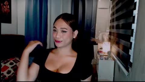 Snapshot of hoelymarie chatting on May 2, 3:22 am hoelymarie online show from May 2, 3:22 am