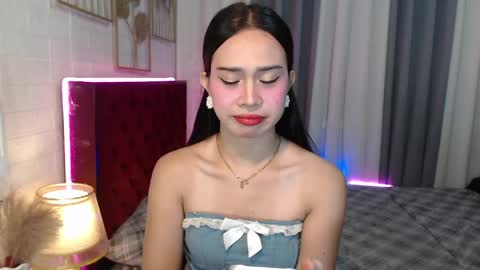 hoelymolly online show from April 28, 2:27 am