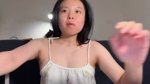 Snapshot of hola_sunflower chatting on April 19, 6:10 pm amy online show from April 19, 6:10 pm