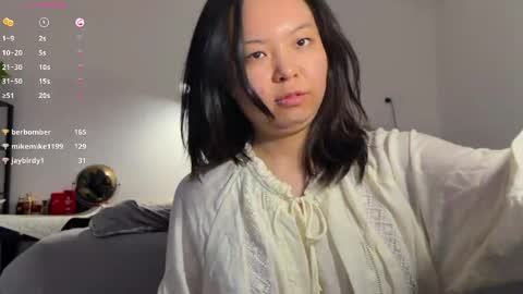 Snapshot of hola_sunflower chatting on April 21, 2:51 am amy online show from April 21, 2:51 am