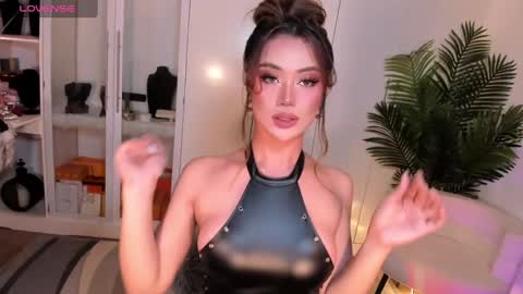 Snapshot of holee_laura chatting on January 12, 9:08 pm Ms. Laura online show from January 12, 9:08 pm