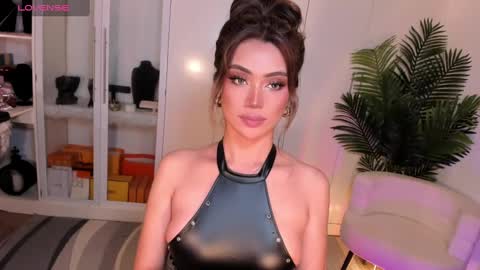 Snapshot of holee_laura chatting on February 2, 10:17 pm Ms. Laura online show from February 2, 10:17 pm