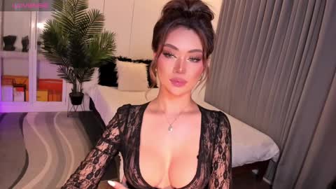 Snapshot of holee_laura chatting on March 8, 5:54 pm Ms. Laura online show from March 8, 5:54 pm