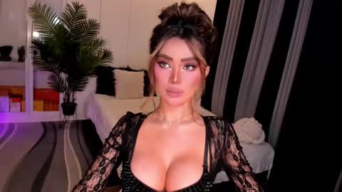 Snapshot of holee_laura chatting on September 18, 1:40 am Ms. Laura online show from September 18, 1:40 am