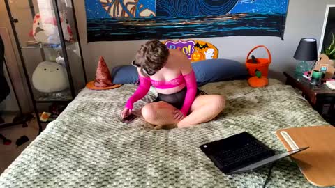 holiday_hoehoehoe online show from September 21, 7:59 pm