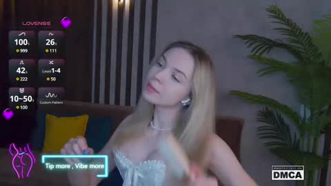 Snapshot of holl1would chatting on February 15, 8:11 pm My social media links subscribe to support me online show from February 15, 8:11 pm