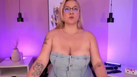 Hollie online show from September 22, 12:07 pm