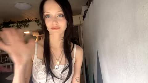 Snapshot of holliedavine chatting on June 7, 3:38 pm Ava online show from June 7, 3:38 pm