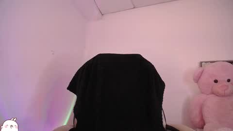 holly_16 online show from October 30, 1:51 am