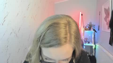 Holly online show from October 8, 5:10 pm