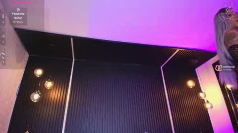 Snapshot of holly_kat chatting on November 10, 10:31 pm April online show from November 10, 10:31 pm