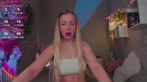 holly_molly8 online show from April 28, 10:26 pm