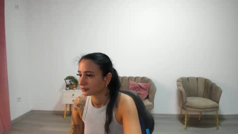 holly_wood18 online show from July 6, 8:11 am