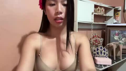 Snapshot of holly_wyn chatting on October 23, 12:10 am holly_wyn online show from October 23, 12:10 am