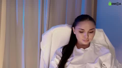 hollyextra online show from February 8, 11:55 pm