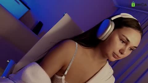 hollyextra online show from February 20, 5:18 pm