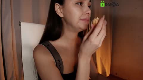 hollyextra online show from March 22, 4:21 pm