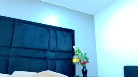 Holly online show from June 10, 7:35 pm