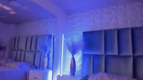 hollypeach_ online show from March 12, 9:32 pm