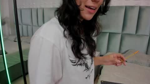 hollypeach_ online show from April 27, 8:07 pm