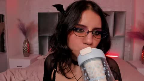 hollypeach_ online show from May 5, 12:07 am