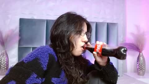 hollypeach_ online show from May 10, 6:24 pm
