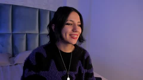 hollypeach_ online show from May 17, 3:52 pm