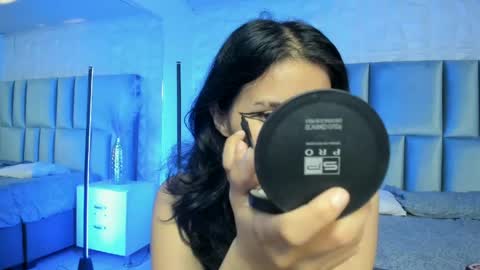 hollypeach_ online show from May 27, 7:55 pm
