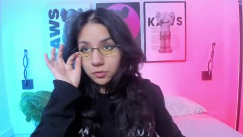 hollypeach_ online show from June 7, 3:16 pm