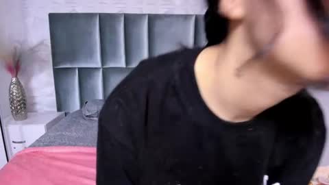 hollypeach_ online show from June 30, 8:10 pm