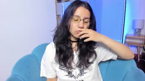 hollypeach_ online show from July 12, 5:15 pm