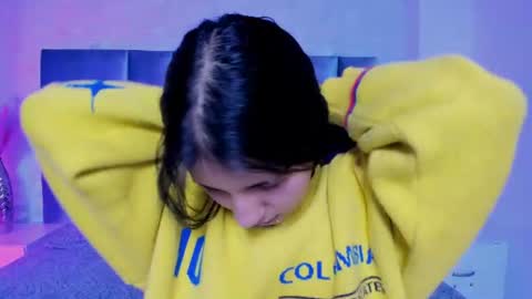 hollypeach_ online show from July 20, 8:22 pm