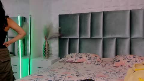 hollypeach_ online show from July 29, 7:23 pm