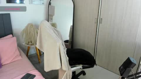  holly princess mermaid  online show from May 4, 3:24 am