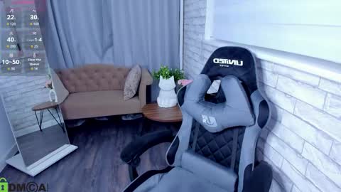 Snapshot of hollyray_ chatting on October 19, 8:26 am Holly online show from October 19, 8:26 am