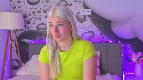 HollyTaillor online show from December 2, 1:05 pm