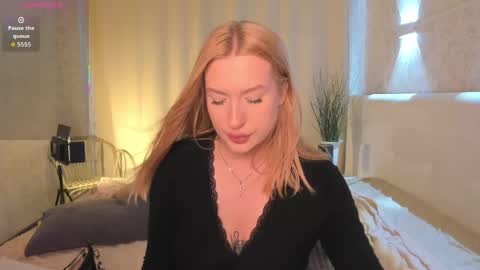 Snapshot of hollyylee chatting on March 21, 8:19 am Emma online show from March 21, 8:19 am