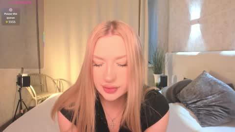 Snapshot of hollyylee chatting on March 30, 1:06 am Emma online show from March 30, 1:06 am