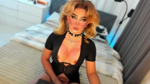 Snapshot of holy_grantqueenx chatting on June 3, 12:02 am Miss Gia online show from June 3, 12:02 am